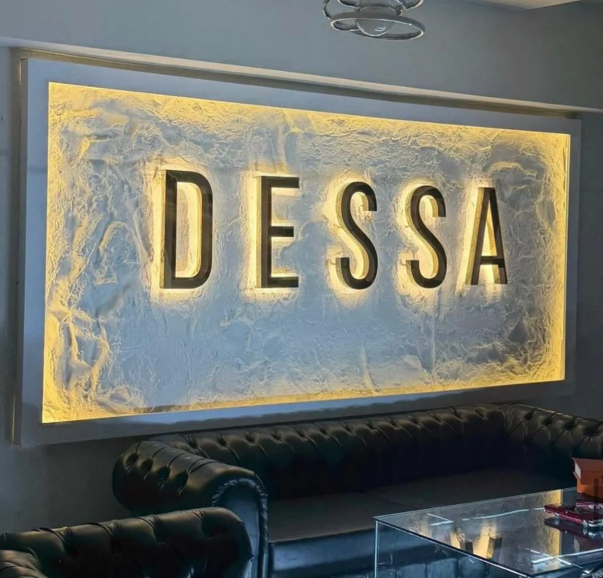 Dessa sıcak ışıklı metal harf uygulaması