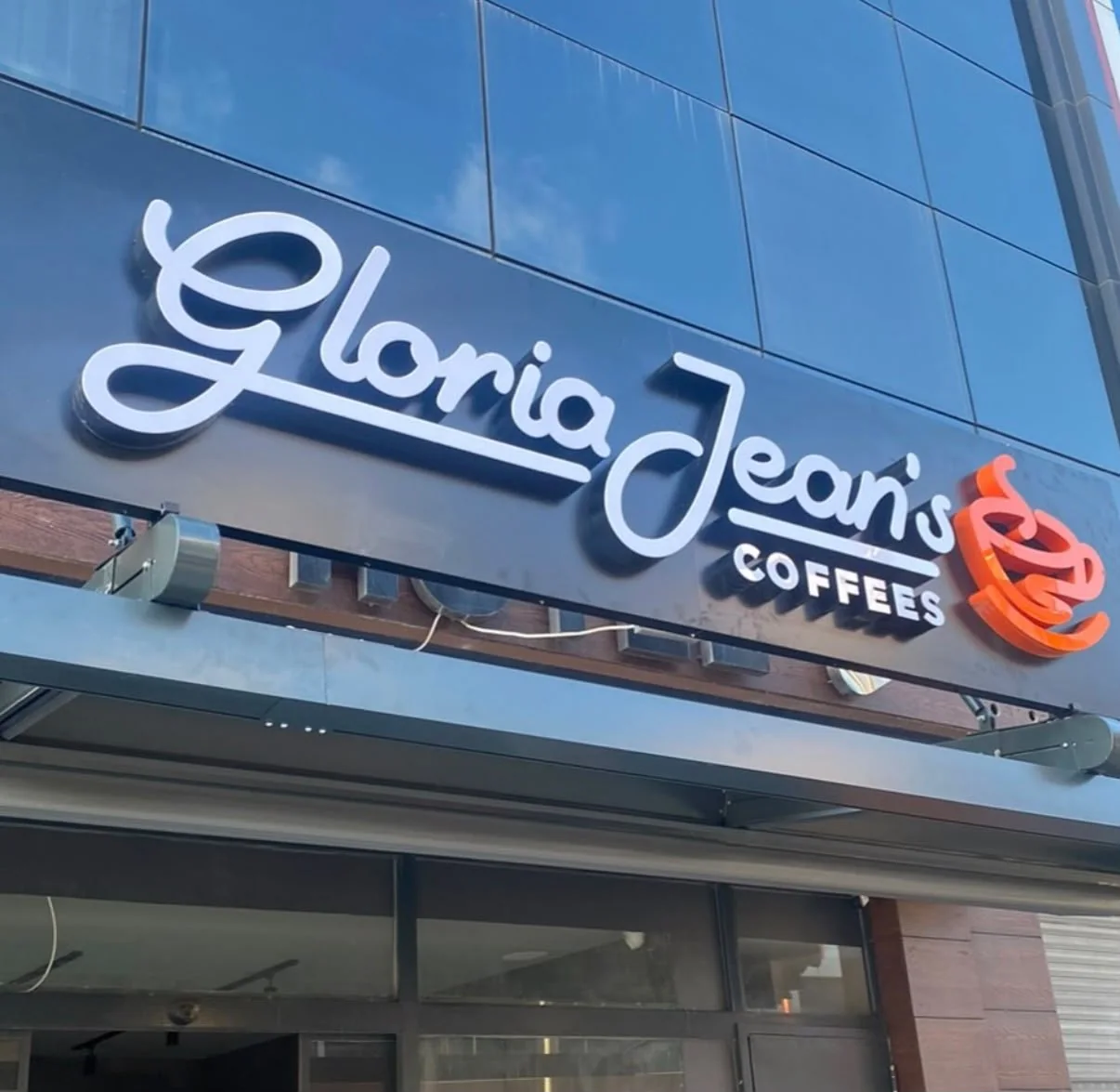 Gloria Jeans cephe kutu harfleri