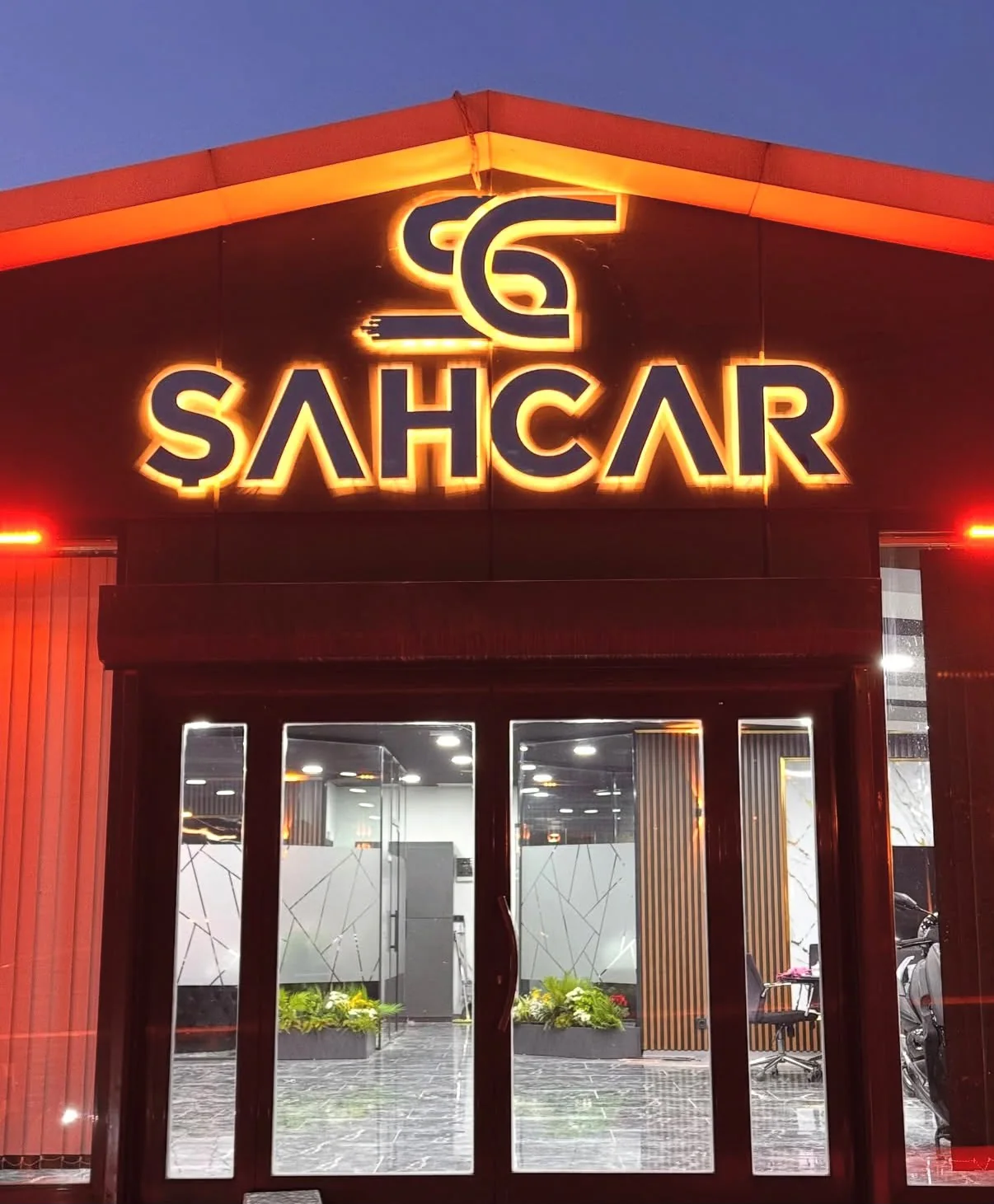 Sahcar ışıklı kutu harf gece görünümü